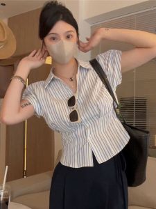 เสื้อเชิ้ตผู้หญิงสไตล์ฝรั่งเศส ทรงเข้ารูป แขนกระดิ่ง ลายทาง ฤดูร้อน 2025 เสื้อสั้นพิเศษ แขนกุด คอโปโล แขนสั้น