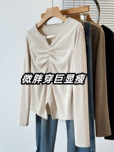 เสื้อยืดคอกว้างแขนยาวทรงเข้ารูปสไตล์ฝรั่งเศสไซส์ใหญ่สำหรับผู้หญิงในฤดูใบไม้ผลิและฤดูใบไม้ร่วง เสื้อชั้นในทรงเข้ารูปไม่สมมาตร