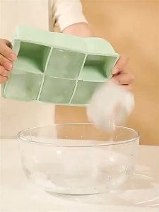 ถาดน้ำแข็ง 4/8 ช่อง วัสดุ ผลิตจากซิลิโคน ยืดหยุ่นได้ดี ไม่เสียรูปง่าย น้ำแข็งก้อนแยกออกง่าย ที่ทำน้ำแข็งก้อนเหลี่ยม