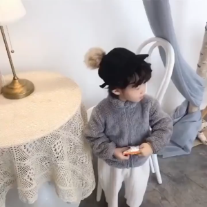 เสื้อโค้ทเด็กเนื้อนุ่มอุ่นสบาย เสื้อโค้ทแบบกลับด้านได้สำหรับเด็กชายและเด็กหญิง เสื้อโค้ทหนา เสื้อผ้าเด็กแขนยาวบุขนแกะสีพื้น