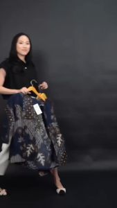 Swipe Up Outer Batik Wanita Modern Lengan 3/4 Ajisai Black