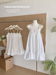 ชุดเดรสสั้นแขนกุดสีขาวสไตล์วันหยุดฝรั่งเศส Ree สำหรับผู้หญิงในฤดูร้อน ชุดเดรสยาวปานกลางคอวี กระโปรงสั้น ทรงเข้ารูป