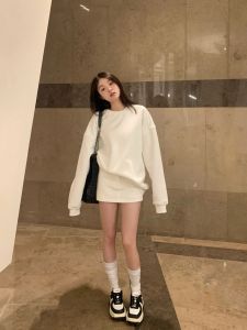 ชุดสองชิ้นแฟชั่นฤดูใบไม้ร่วงสำหรับผู้หญิง ชุดสเวตเตอร์ลำลอง กางเกงขาสั้น ชุดแฟชั่นสตรีท ขนาดเล็ก เสื้อผ้าทำงาน ผ้าฝ้าย