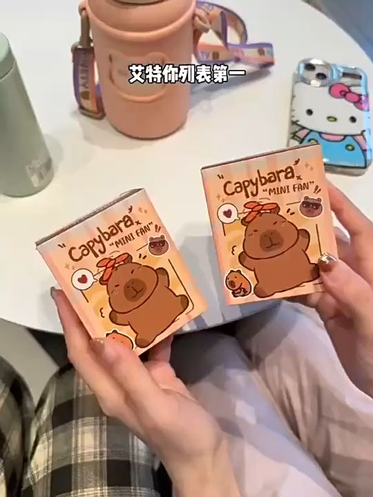 Quạt mini cầm tay chuột lang Capybara mới nhất 2024