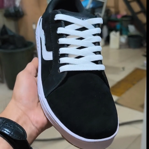 Aldhis Sneakers Hitam Putih Sepatu Pria Casual Kets Cowok Keren Gaya Sekolah dan Kerja Antislip
