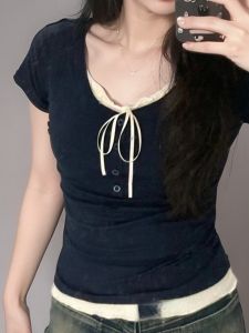 เสื้อยืดคอวีแขนสั้นทรงเข้ารูปสีน้ำเงินมอเดลสำหรับผู้หญิงในช่วงฤดูร้อน ผ้าโพลีเอสเตอร์ผสมโมดอลและยางยืด ทรงเข้ารูป เสื้อผ้าทำงาน