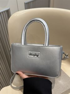 กระเป๋าสะพายข้างสี่เหลี่ยมเล็กแบบถือสำหรับผู้หญิง ฤดูใบไม้ผลิและฤดูร้อน 2025 กระเป๋าสะพายข้างแบบสะพายข้างน้ำหนักเบา สไตล์ลำลอง กระเป๋า PU ลายสีพื้น