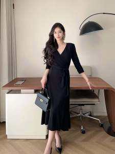 ชุดเดรสผ้าไหม SY DVF SZ ทรงเข้ารูปสีดำ ทรงเข้ารูป แขนกุด กระโปรงทรงเอ คอวี ทรงเข้ารูป กระโปรงสั้น ฤดูร้อน 2024