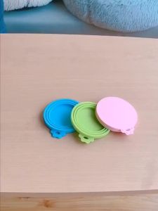 Pet Wonderland Reusable Silicone Can Lid Spoon Fully Sealed Package Pet Wet Food Storage Cap Tin Cover