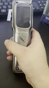 Kemei | Tông Đơ Cắt Tóc Chuyên Nghiệp Kemei KM-1550 Dành Cho Nam Không Dây USB Màn Hình LED Hiển Thị 7000 Vòng/phút Tông Đơ Cắt Tóc Với 5 Lưỡi Dao Có Thể Điều Chỉnh