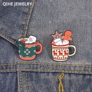 เข็มกลัดเคลือบลายเครื่องดื่มคริสต์มาส สร้อยติดเสื้อรูปมนุษย์หิมะ ขนมปังขิง กาแฟ ของขวัญเครื่องประดับสำหรับเด็กและเพื่อน