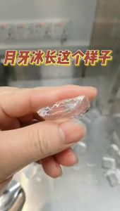 Máy làm đá viên băng rắn hình lưỡi liềm. Thương hiệu: Xuebingquan. Số lượng viên đá: 80 viên. Thùng chứa đá: 30 kg xuất hóa đơn VAT liên hệ shop