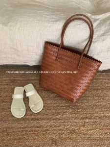 กระเป๋าถือฤดูร้อนสำหรับผู้หญิง กระเป๋าถือชายหาดใบไม้ไผ่ กระเป๋าสะพายไหล่แบบเดี่ยว กระเป๋าถือแบบมีที่ซ่อน