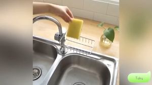 Giá treo bọt biển khay để xốp rửa bát bằng inox gắn vòi nước bồn rửa chén đa năng khay để xà phòng bông tắm toilet nhà bếp