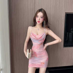 ชุดเดรสสั้นสายเดี่ยวสีชมพูเซ็กซี่พร้อมลายดอกไม้ ทรงเข้ารูป กระโปรงสั้น ชุดเดรสฤดูร้อนสำหรับผู้หญิงวัย 18-24 ปี