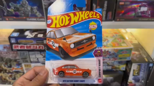 Mô Hình Xe Kim Loại 1972 Datsun Sunny Coupe Màu Cam (Tỷ Lệ 1:64)