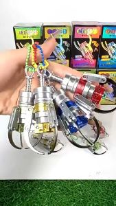 อีโอที สร้างสรรค์กดประเภทจับตุ๊กตากรงเล็บรุ่นพวงกุญแจมินิจําลองเครื่องกรงเล็บหดพวงกุญแจกระเป๋าเป้สะพายหลังจี้ ของเล่นตลกๆส่งของขวัญให้เพื่อนๆ