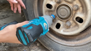 Máy Siết bulong ô tô Makita 199v lực siết 980 N.m - Máy bắn bulong lực siết Lớn mở ốc 30 trở xuống máy siết bulong pin
