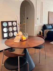 Round Retro Vintage Style Dining Table for Small Households
