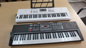 คีย์บอร์ดเปียโน 61 คีย์ Keyboard แบบพกพา เปียโนดิจิตอลอิเล็กทรอนิกส์ พร้อมลำโพงคู่ในตัว เหมาะสำหรับผู้เริ่มต้น