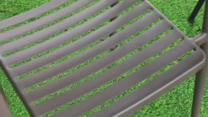 Kursi logam luar dapat diletakkan di dapur ruang makan kafe kedai minum teras