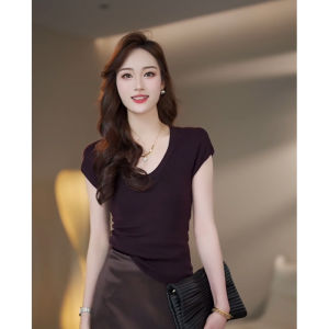 เสื้อยืดคอวีแขนสั้นทรงเข้ารูปสำหรับผู้หญิงในช่วงฤดูร้อนปี 2024 เสื้อเชิ้ตแขนสั้นทรงเข้ารูปสไตล์ฝรั่งเศส ทรงเข้ารูป เสื้อเชิ้ตคอวีแขนสั้น