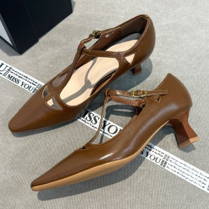 Retro Mary Jane รองเท้าเดี่ยว ผู้หญิง 2024 ใหม่ภาษาฝรั่งเศสคํา Pointed Toe Elegance One-Strap รองเท้าส้นสูงส้นปานกลาง ทันสมัย หนัง
