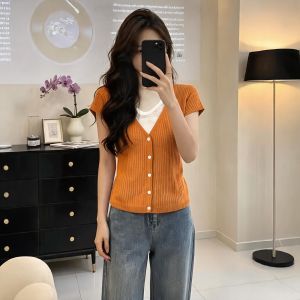 Áo Thun V-Neck Tay Ngắn Kẻ Sọc Giả Hai Mảnh