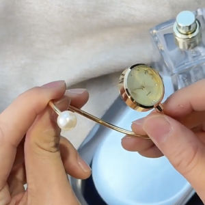 นาฬิกาสร้อยข้อมือไข่มุกแฟชั่น2025สำหรับผู้หญิงสายรัดข้อมือเครื่องประดับดั้งเดิมสวมใส่ง่ายนาฬิกาผู้หญิงหรูหราน้ำหนักเบา