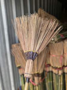 ไม้กวาดทางมะพร้าวตัดปลาย ทายางดำ ยาวประมาณ 120 เซนติเมตร