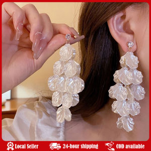 Korean Elegant Pearl Flower Ear Clips Non Pierced for Women Fashion Long Tassel Acrylic Petal Earrings Banquet Jewelry Gift Elegant White Petal Flower Ear Clip Earrings for Women Long Statement Shell Non Piercing Earring Aesthetic Wed Bridal Jewelry