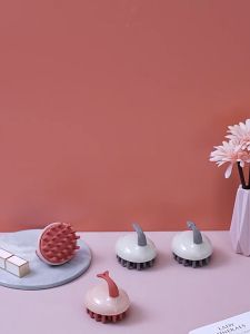 Lược gội massage da đầu chất liệu silicon bàn chải gội đầu có tay cầm hoạt hình Akii Home NT42