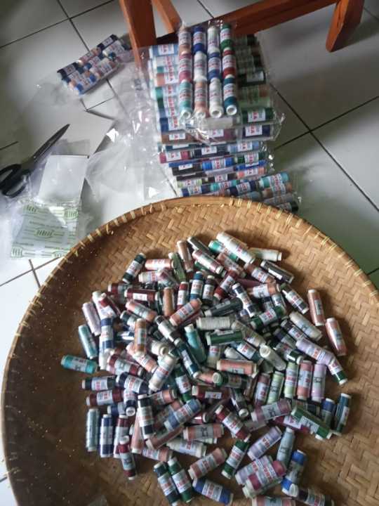 Benang%20jahit%20warna%20warni%20komplit%20panjang%20250y%20lusinan(12)%20kuat%20tidak%20mudah%20putus%20-%20Image%205