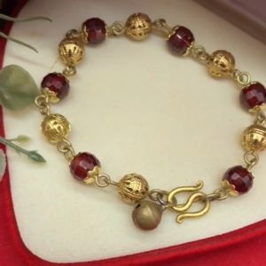 สร้อยข้อมือมณีใต้น้ำแท้คั่นเม็ดฉลุลายห้อยกระพรวน ความยาว 7.5 นิ้ว งานดิบทองเหลือง ยังไม่ได้ชุบ ใส่ในชีวิตประจำวันได้ พร้อมส่ง