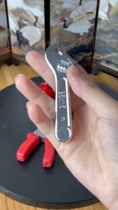 Bật Lửa Gas Quẹt Hình Cây Mỏ Lết Kiểu Dáng Độc Đáo Lạ Mắt