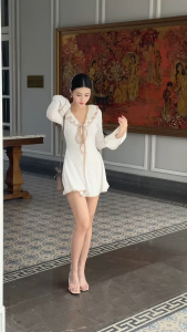 Đầm ngắn Khiết nhún bèo phối tay loe nữ tính tone trắng viền nâu thanh lịch phong cách daily KD377