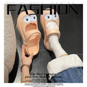 NQshop รองเท้าหัวโตแฟชั่นผญติดตาโตด้านหน้า รองเท้าแตะแฟชั่นสวมสีพื้นเรียบๆ สวมสีพื้นเรียบๆ รองเท้าแตะผญพื้นหนาพื้นนูม สมบูรณ์สั้นๆ แบบสวมสีพื้นเรียบๆ