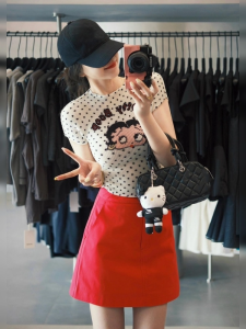 เสื้อยืดลายจุดสีขาวทรงสลิมฟิตสำหรับผู้หญิง ฤดูร้อน 2025 เสื้อยืดผู้หญิงทรงสลิมฟิตลายจุดสีขาว ทรงสตรีท แขนกุด คอกลม