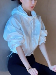 เสื้อแจ็คเก็ตโยคะแบบมีฮู้ดสีขาว ทรงหลวม ทรงสลิมฟิต ทรงลำลอง ป้องกันแสงแดด ฤดูร้อน 2024 เสื้อผ้ากีฬาสำหรับผู้หญิง