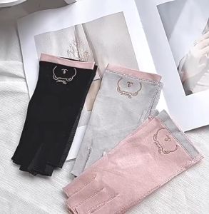 Black & Pink Anti UV Gloves: A Comfortable Manicure Solution