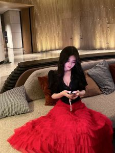 กระโปรงยาวทรงเค้กสีแดงสำหรับผู้หญิงในช่วงต้นปีใหม่ กระโปรงทรงเอเอวสูง กระโปรงทรงเอสไตล์ฝรั่งเศสโรแมนติก