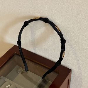 Black Letter Hairband Womens New 2025 Elegant High Forehead Hair Clip Headband High End Pressed Hair Headwear Fashionable Hair Accessories