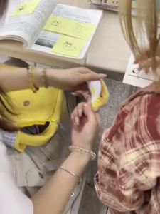 ความคิดสร้างสรรค์พวงกุญแจกล้วยขนาดใหญ่ ที่มีดนตรีกระเป๋าตุ๊กตาขนาดใหญ่จี้ตุ๊กตาของเล่นตุ๊กตาตลกน่ารักสำหรับเพื่อน ๆ