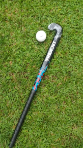 Trident Flow Wooden Fibreglass Outdoor Hockey Stick (Black) Training Hockey Stick Kayu Hoki Latihan Trident Dimple Ball