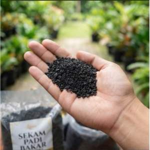 Clear plastic bag filled with dark blue sand for decorative use on a marble surface.beli 5 free 2bag