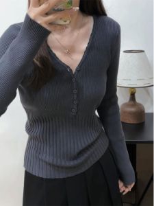 เสื้อสเวตเตอร์ถักคอวีสีเทาสไตล์เกาหลีสำหรับผู้หญิง ฤดูใบไม้ผลิและฤดูใบไม้ร่วง เสื้อผ้าทำงาน แขนยาว ปกติ สไตล์เกาหลี