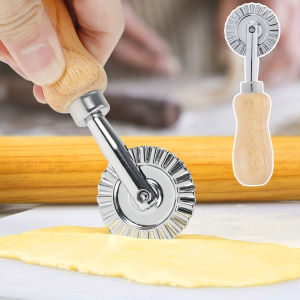 เครื่องตัดล้อขนมอลูมิเนียมล้อตัดขนมพร้อมที่จับไม้ตามหลักสรีรศาสตร์ลูกกลิ้งตัดแป้งอเนกประสงค์สําหรับการอบ