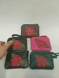 ดอกชบา (1) : กระเป๋าใส่เหรียญ จากหนังแท้ ขนาด 3.5 นิ้ว x 4.5 นิ้ว