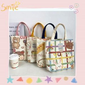 QDshop พร้อมส่ง สินค้าใหม่ กระเป๋าผ้าพิมพ์ลาย แฟชั่นน่ารักๆ สำหรับสาวๆ ทรงสี่เหลี่ยม มีหูหิ้ว ขนาดเล็ก พกพาง่าย ใช้งานได้ทุกวัน คุ้ม สวย แถมรักโลกด้วยนะ ปังสุดดด