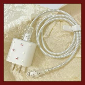 CrashStar เคสป้องกันแบบนิ่มลายเชอร์รี่ดอกไม้ที่เรียบง่ายปกป้องที่ชาร์จฝ้าโปร่งแสงสำหรับ iPhone 18W 20W เคสป้องกันปลั๊กอุปกรณ์ชาร์จโทรศัพท์ในรถยนต์ที่ชาร์จความเร็วสูงอุปกรณ์ป้องกันการแตกสายข้อมูลเคเบิลขายดี